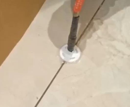 长丰瓷砖空鼓维修公司专业解答瓷砖在铺贴过程中，如果没有涂抹均匀到位的粘结材料（如水泥砂浆或瓷砖胶），可能会导致以下问题