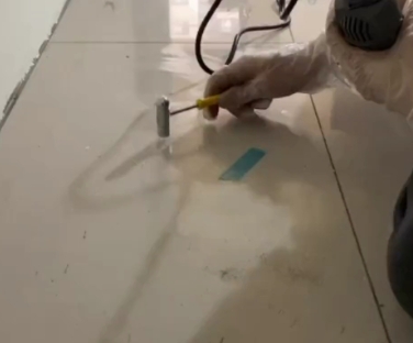 长丰瓷砖开裂维修公司专业分享瓷砖在铺贴前如果没有沥干水分，将会导致以下问题